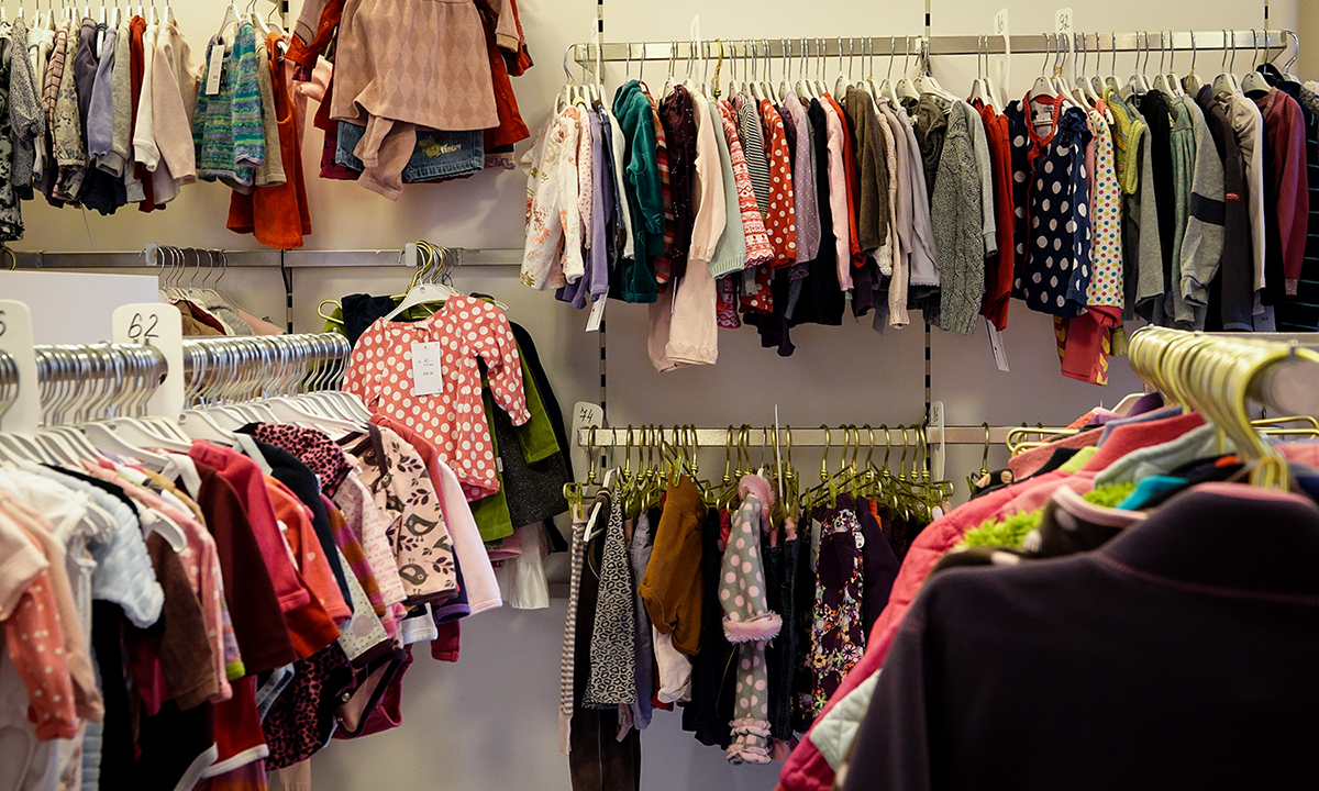 Børnetøj i Red Barnet genbrugsbutik