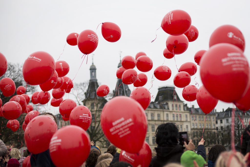 Røde balloner og børn