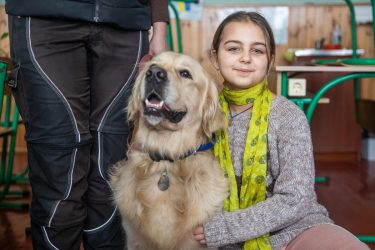 Pige med terapihund i Ukraine