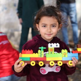 Barn på seks årmed LEGO-tog, Libanon
