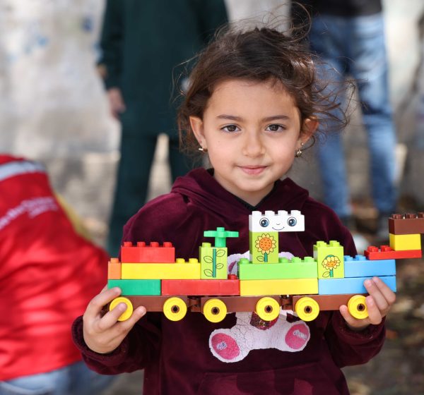 Barn på seks årmed LEGO-tog, Libanon